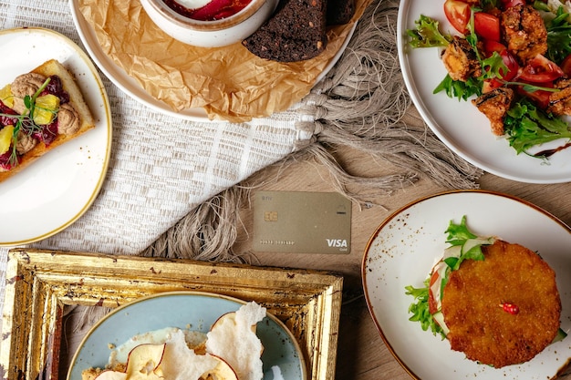 Stół z naczyniami i kartą kontaktową