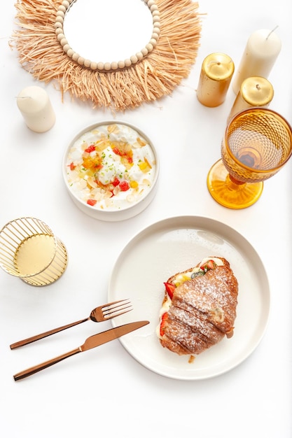 Kolacja przy świecach z domowym posiłkiem